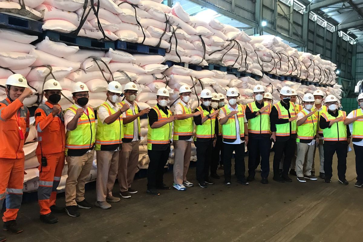 Menteri Pertanian Syahrul Yasin Limpo (Mentan SYL) saat meninjau kesiapan PIM dalam memproduksi pupuk nasional untuk memenuhi kebutuhan petani di gudang utama PIM, Aceh, Jumat (4/3/2022).