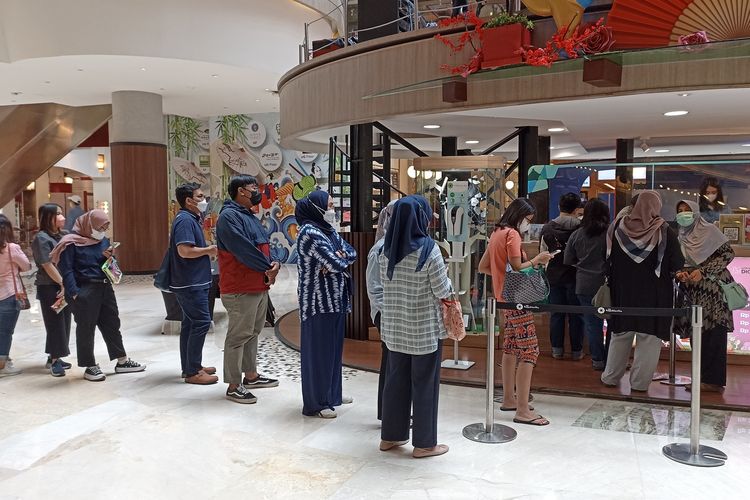 Antrian pengunjung Kota Kasablanka, tepatnya di PG Card Lounge, untuk membeli vocer terkait promo 100% Dining Cashback, Selasa (17/1/2023).