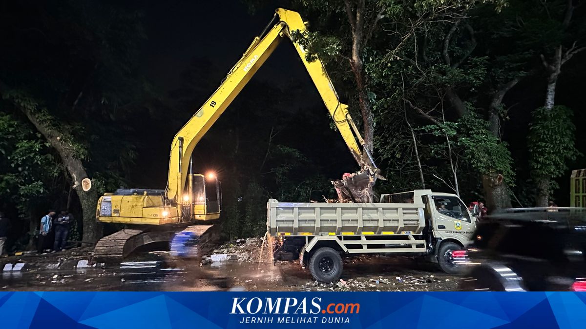 Bersihkan Sampah di Aliran Kali Baru Jalan Raya Jakarta-Bogor, Pemkab: Butuh 60 Truk
