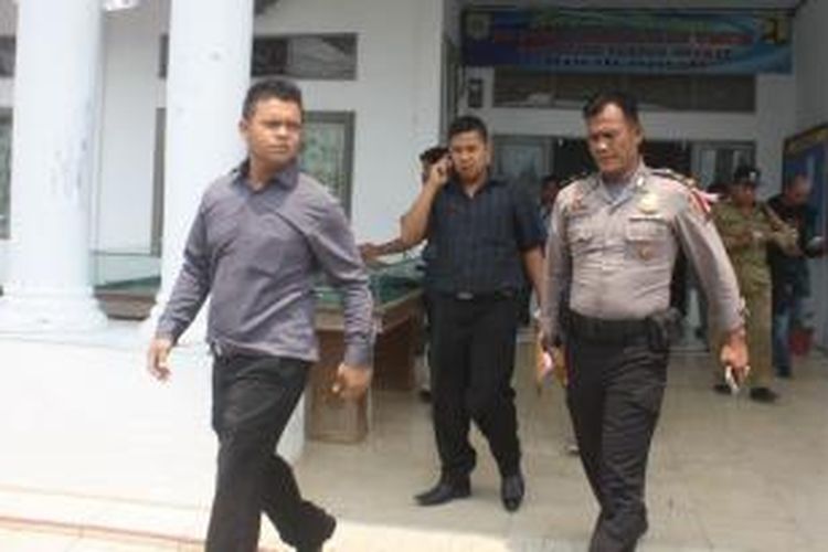 Personel Sateskrim Polres Pakpak Bharat, Sumatera Utara saat meninggalkan kantor Dinas PU Pakpak Bharat, Rabu (2/9/2015). Polisi menggeledah kantor Dinas PU terkait dugaan korupsi dalam proyek pemeliharaan jaringan air bersih.