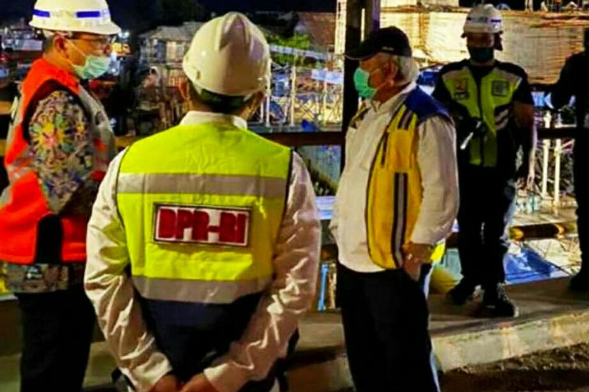 Menteri Pekerjaan Umum dan Perumahan Rakyat (PUPR) Basuki Hadimuljono meninjau progres pembangunan Jembatan Sei Alalak sepanjang 850 meter di Banjarmasin, Kalimantan Selatan, Rabu (8/7/2020) malam.