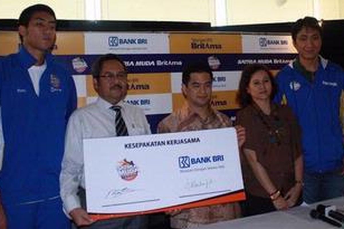 Satria Muda dan Bank BRI mengadakan perpanjangan kontrak kerja sama berdurasi 2 tahun hingga 2013. Tampak pelatih SM Fictor Roring (kanan) dan pemain SM Cristian "Dodo" Ronaldo (kiri).