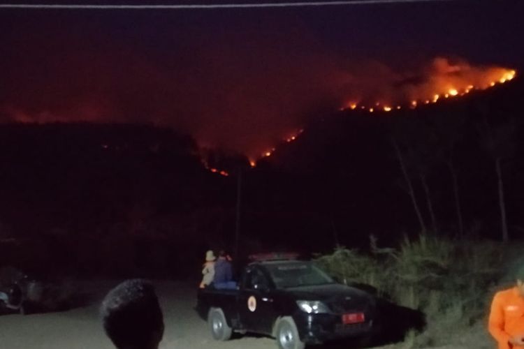 Lahan Perhutani di Gunung Tampomas, Sumedang, Jawa Barat terbakar, Selasa (20/10/2019) malam. DOK BPBD Sumedang