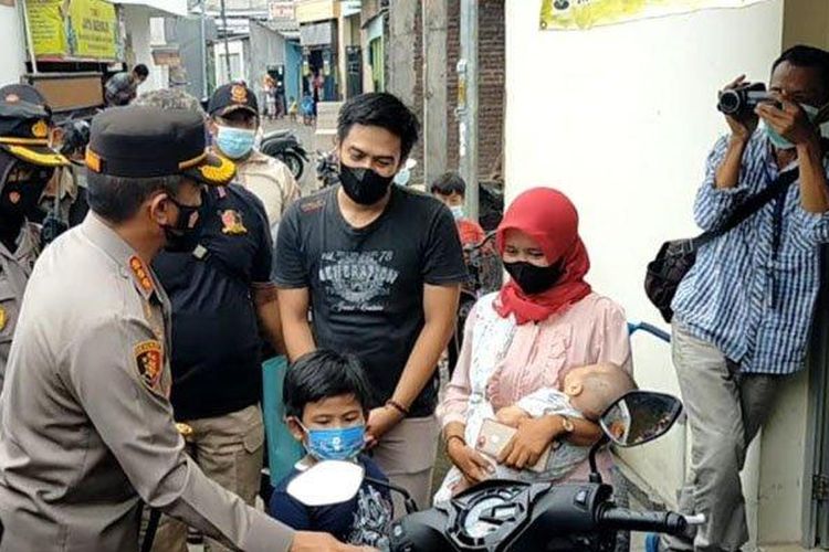 Kapolrestabes Surabaya saat berikan bantuan kepada korban pencurian motor dari Presiden Jokowi (surya.co.id/firman rachmanuddin)