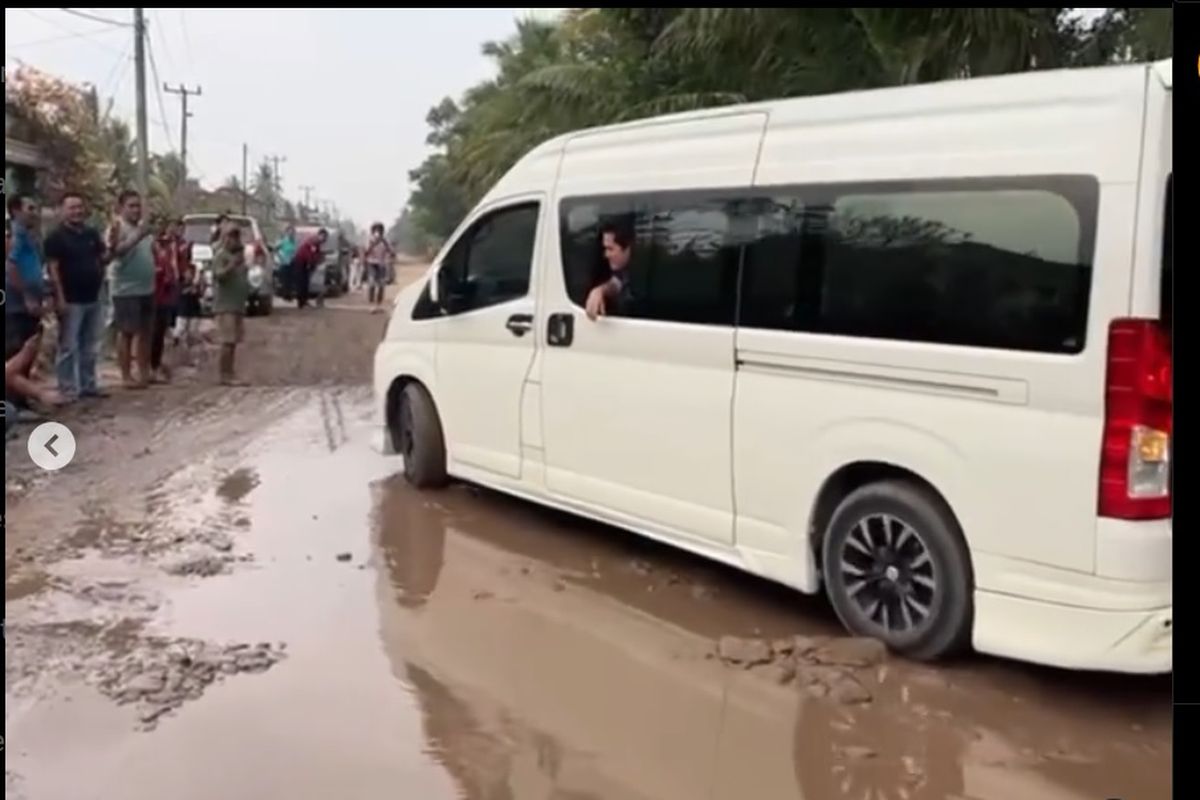 Mobil yang ditumpangi Menteri BUMN Erick Thohir dan  Menteri PUPR Basuki Hadimuljono sempat nyangkut di jalan berlumpur saat berada di Seputih Banyak, Lampung Tengah, Lampung.
