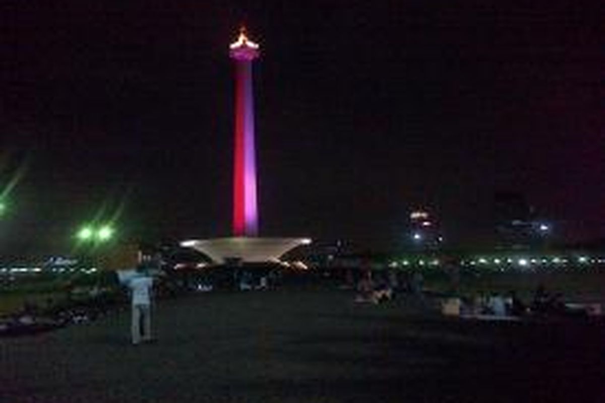 Tugu Monumen Nasional pada malam hari. Gambar diambil pada 1 Februari 2014