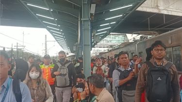 Peringatan Petugas yang Tak Henti di Tengah Ramainya Stasiun di Hari Pertama Ramadhan