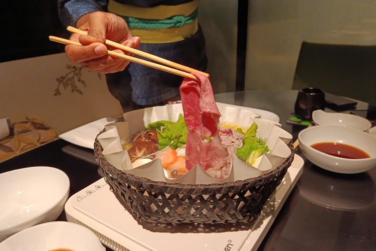 Restoran Jepang di Blok M Ini Sajikan Shabu Shabu dengan Kertas, Seperti Apa?