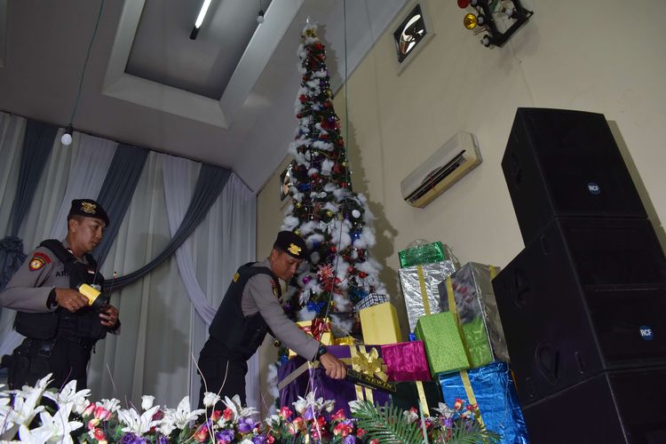 Polisi melakukan penyisiran di sebuah gereja di Kota Madiun, Jawa Timur, Senin (23/12/2019). Polresta Madiun melakukan sterilisasi sejumlah gereja guna memastikan gereja steril dari bahan berbahaya sehingga memberikan rasa aman kepada jemaat yang akan melakukan rangkaian ibadah Natal.