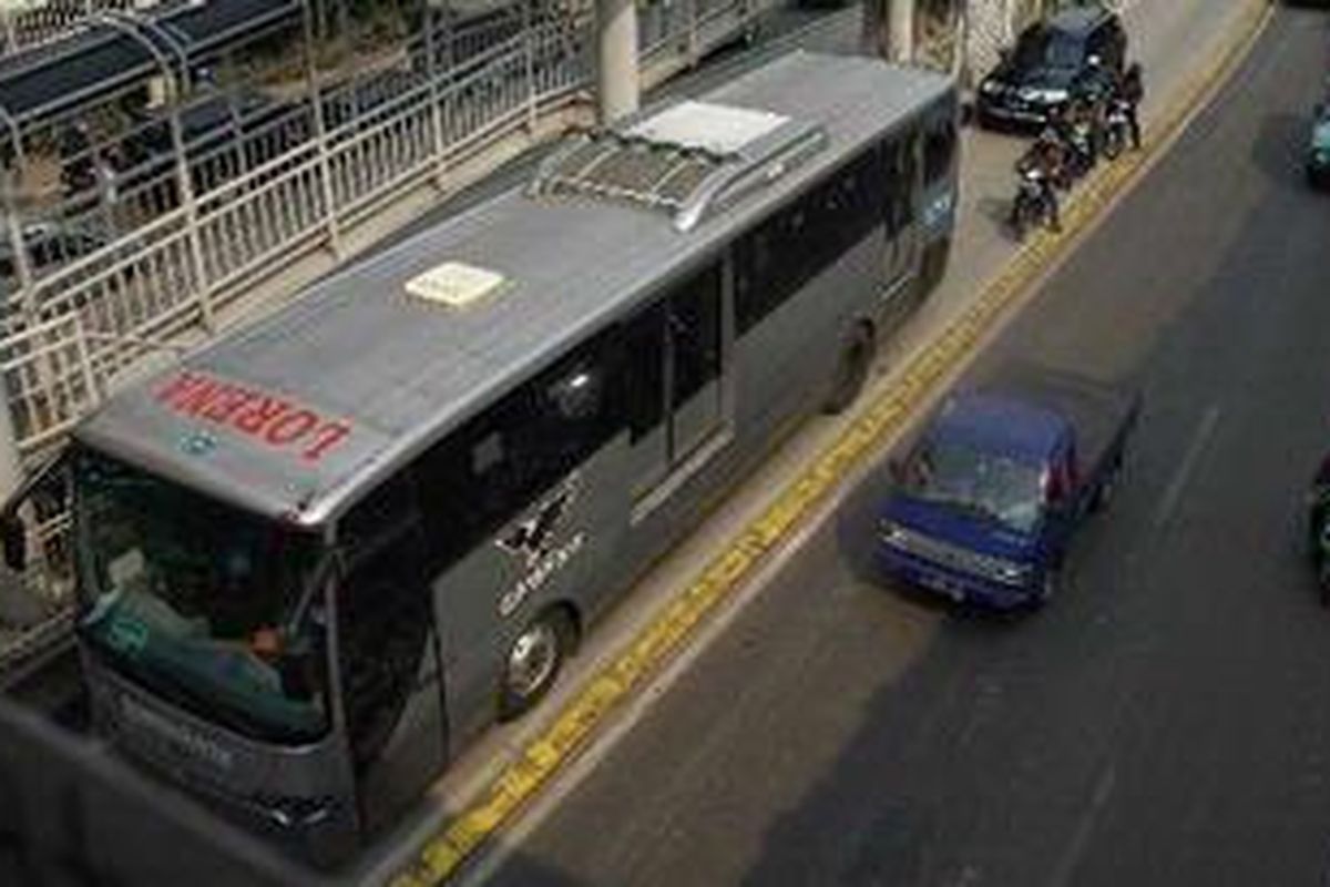 Kendaraan pribadi menerobos masuk ke jalur busway di ruas Jalan Panjang, Jakarta Barat, Senin (2/8/2010). Pada hari pertama sterilisasi jalur busway masih banyak pelanggaran yang terjadi karena jumlah petugas masih kurang.