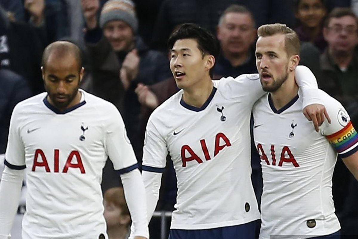 Harry Kane, Son Heung-Min dan Lucas Moura, merayakan setelah mencetak gol pembuka pertandingan sepak bola Liga Premier Inggris antara Tottenham Hotspur dan Burnley di Tottenham Hotspur Stadium di London, pada 7 Desember 2019.