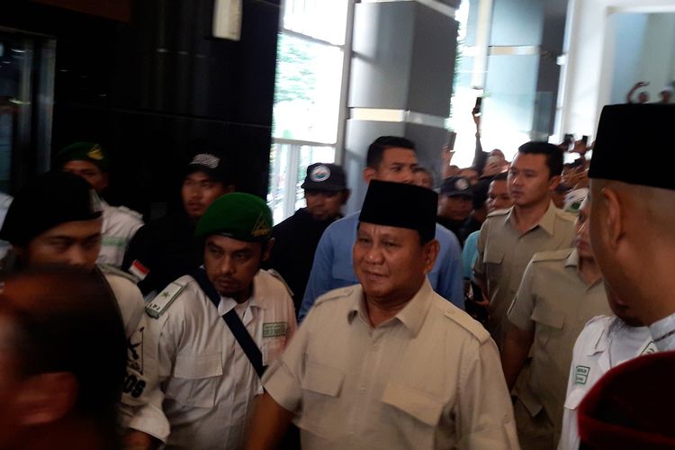 Prabowo Subianto berjalan menuju lift Hotel Lor In Sentul, Bogor, Jawa Barat, untuk menghadiri itjmak ulama dan tokoh nasional jilid 3, Rabu (1/5/2019). 