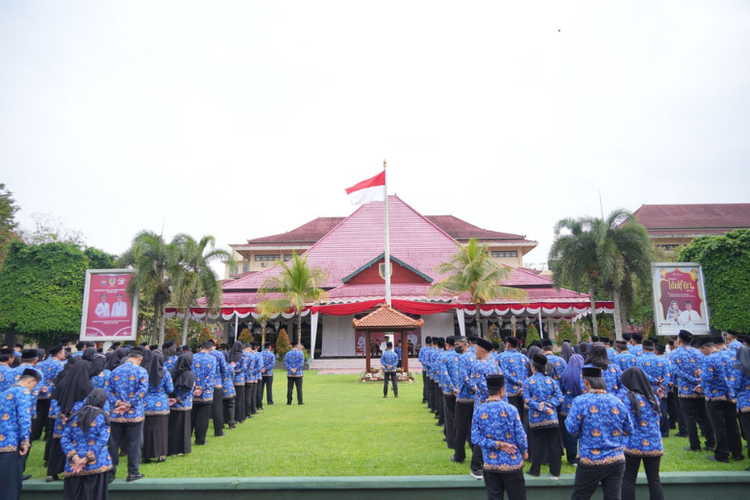 Peringatan Hari Otonomi Daerah Ke-28 diselenggarakan di halaman pendopo Pemkab Klaten, Jawa Tengah, Kamis (25/4/2024). 