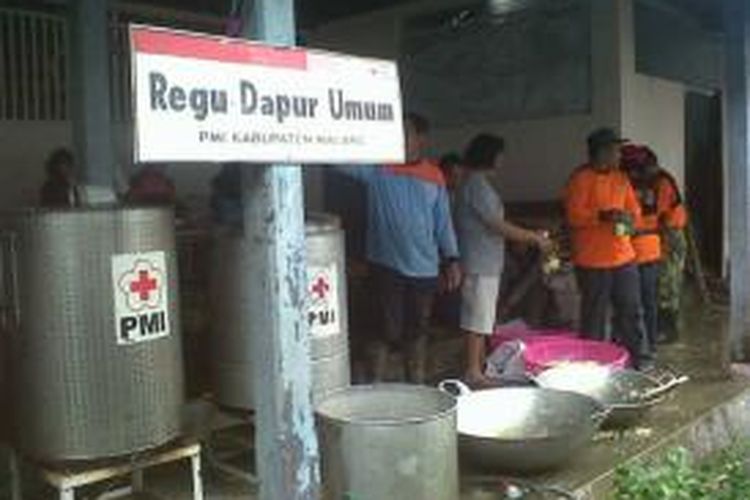 Suasana di dapur umum yang disediakan pemerintah kabupaten Malang, untuk para korban banjir di Desa Sitiarjo, Kecamatan Sumbermanjing Wetan, Kabupaten Malang, Jawa Timur. Rabu (10/07/2013).