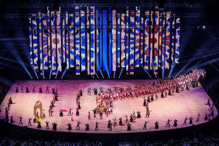 Defile kontingen Indonesia dalam pembukaan SEA Games 2019 di Philippine Arena, Bulacan, Filipina, Sabtu (30/11/2019). Pesta olahraga terbesar se-Asia Tenggara tersebut resmi dibuka dan akan berlangsung hingga 11 Desember 2019.