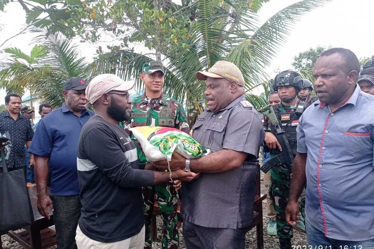 Bupati Yahukimo menyerahkan bantuan kepada warga yang sedang mengamankan diri ke wilayah kota Dekai, Yahukimo, Papua Pegunungan, Jumat (1/9/2023)