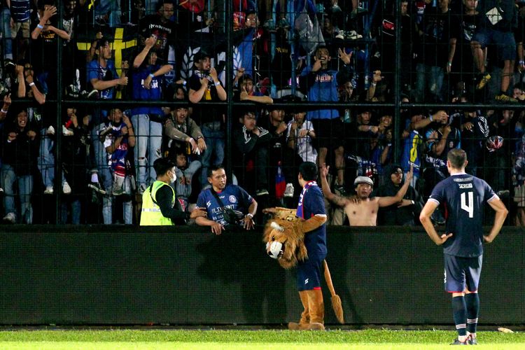 Suporter Arema FC, Aremania memberi semangat kepada pemain seusai kalah dari Persebaya Surabaya pada pertandingan pekan ke-11 Liga 1 2022-2023 yang berakhir dengan skor 2=3 di Stadion Kanjuruhan Kepanjen, Kabupaten Malang, Sabtu (1/10/2022) malam.