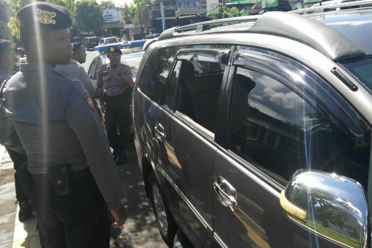 Petugas kepolisian sedang melakukan olah TKP kasus pencurian dengan modus pecah kaca mobil di Kota Wonosari, Gunung Kidul.