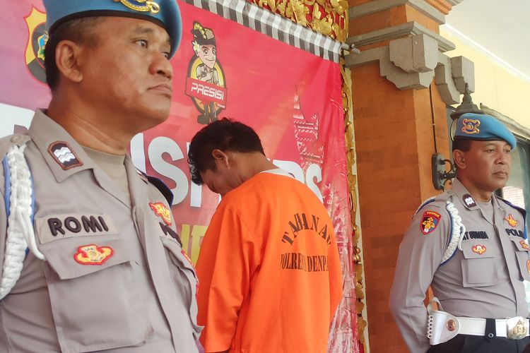 LUJ (41), tersangka penganiayaan saat dihadirkan dalam konferensi pers di Mapolresta Denpasar, Sabtu (20/1/2024). LUJ ditangkap polisi usai menganiaya seorang pengendara sepeda motor karena tidak terima ditegur merokok sambil berkendara.