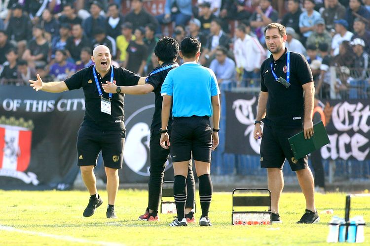Pelatih PSM Makassar Bernardo Tavares melakukan protes saat laga pekan ke-23 Liga 1 2023-2024 melawan Persik Kediri yang berakhir dengan skor 1-1 di Stadion Brawijaya Kediri, Jawa Timur, Senin (18/12/2023) sore.