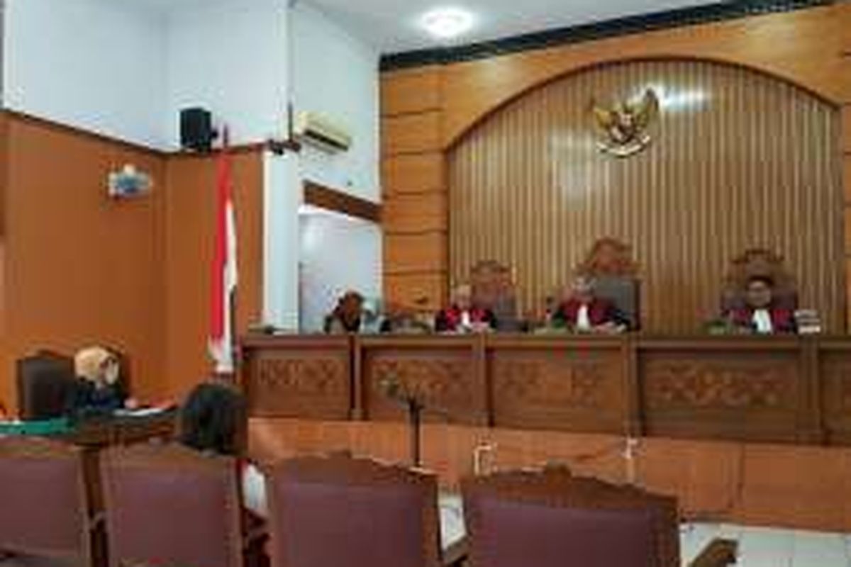 Persidangan LSR, Ibu yang didakwa menggergaji anaknya di Pengadilan Negeri Jakarta Selatan, Senin (16/5/2016).