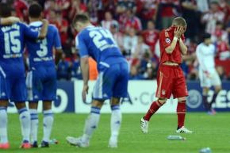 Gelandang Bayern Muenchen, Bastian Schweinsteiger (kanan), kecewa setelah tendangan penaltinya digagalkan kiper Chelsea, Petr Cech (tak ada digambar), pada laga final Liga Champions 2012.