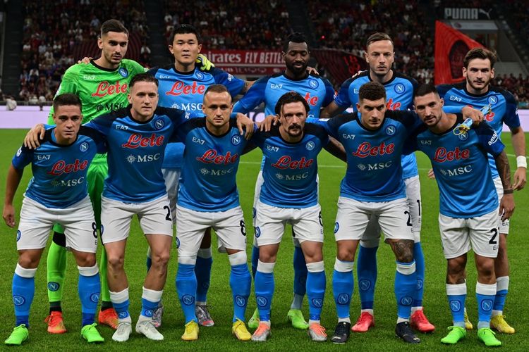 (Dari kiri, bawah depan) Giacomo Raspadori, Piotr Zielinski,Stanislav Lobotka, Mario Rui, Giovanni Di Lorenzo dan Matteo Politano. (Dari kiri atas) Kiper Alex Meret, Kim Min-jae, Andre Zambo Anguissa, Amir Rrahmani dan Khvicha Kvaratskhelia. Ke-11 pemain starting line-up Napoli ini berpose untuk melawan AC Milan pada 18 September 2022 di San Siro. Artikel ini menyajikan daftar pemain Napoli untuk musim 2022-2023. (Photo by MIGUEL MEDINA / AFP)