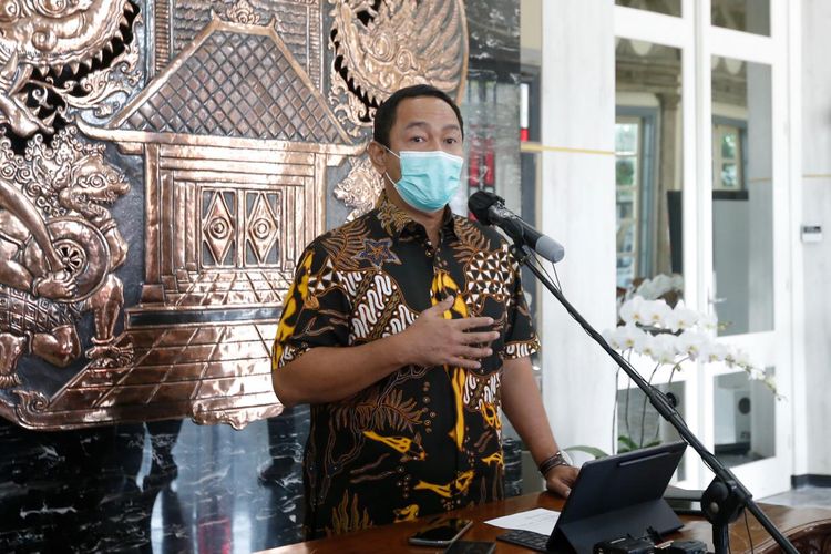 Wali Kota Semarang Hendrar Prihadi saat memberikan keterangan pers terkait aturan PPKM sesuai level yang akan diterapkan di wilayah ibu kota Jawa Tengah (Jateng), Senin (26/7/2021).
