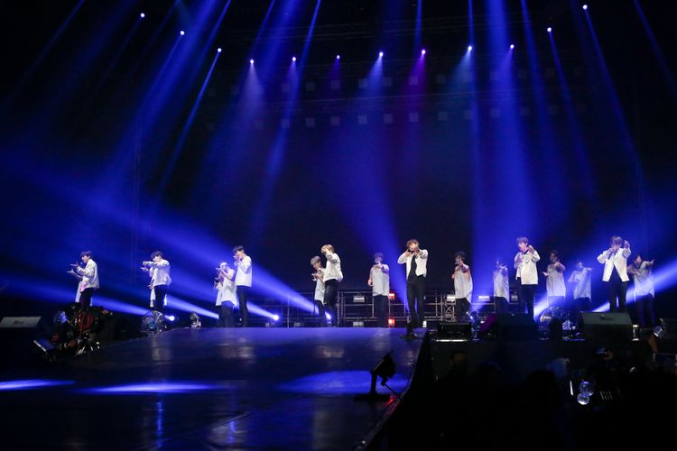 Boyband asal Korea Selatan, Bangtan Boys (BTS), tampil dalam konser Wings Tour di Indonesia Convention Exhibition (ICE), BSD, Tangerang, Minggu (29/4/2017).