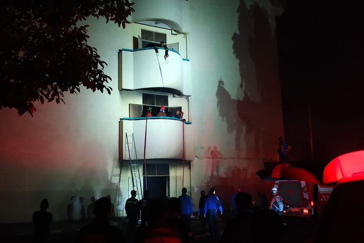 Pemadam Kebakaran tengah menyisir lantai atas gedung SMK Yadika 6 di Pondokgede, Bekasi, Senin (18/11/2019) untuk mengantisipasi kemungkinan korban terjebak.
