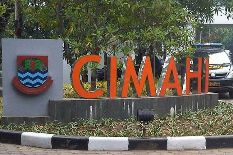 Tugu bertulis Cimahi di depan Kantor Pemkot Cimahi, Jawa Barat.