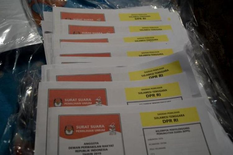 Ribuan surat suara untuk calon legislatif di Kabupaten Buton Selatan, Sulawesi Tenggara, ditemukan banyak mengalami kerusakan. Ribuan sura suara tersebut ditemukan rusak saat sedang dalam proses penyortiran dan pelipatan suarat suara di gudang KPU Buton Selatan.