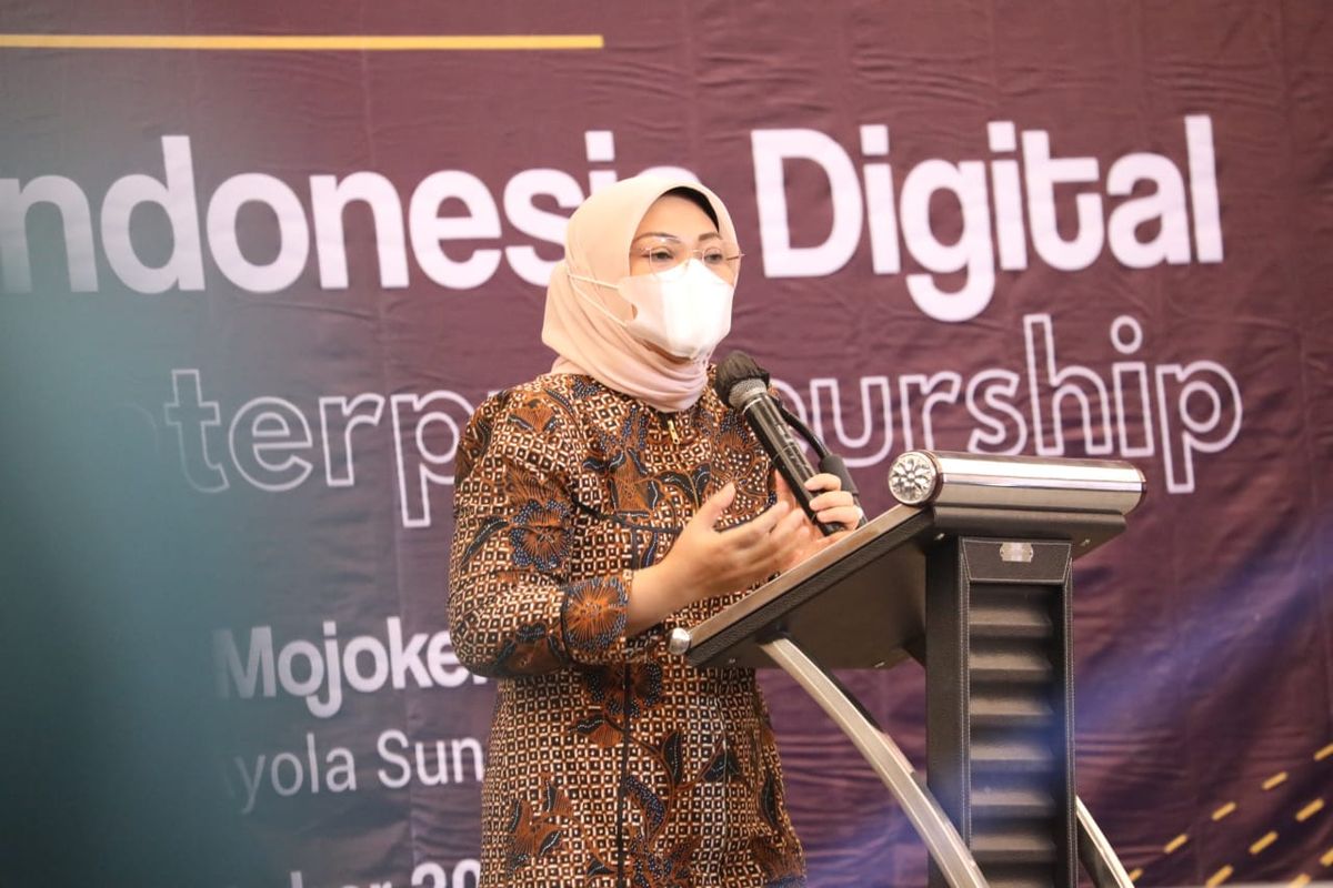 Menteri Ketenagakerjaan Ida Fauziyah saat memberikan sambutan dalam peresmian Indonesia Digital Entrepreneurship Summit, di Mojokerto, Jawa Timur, Jumat (23/10/2020).
