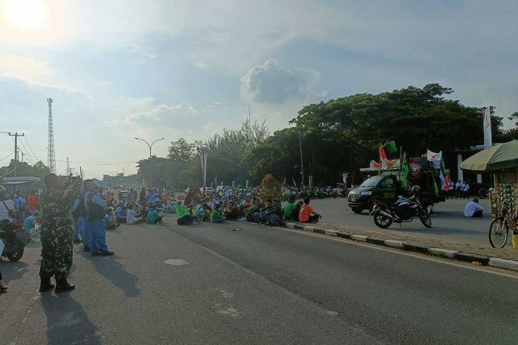 Buruh memblokade jalan Syekh Nawawi Al Bantani atau di depan Kantor Gubernur Banten. Kamis (30/11/2023). Mereke menuntut Pj Gubernur Banten merevisi besaran UMK 2024.