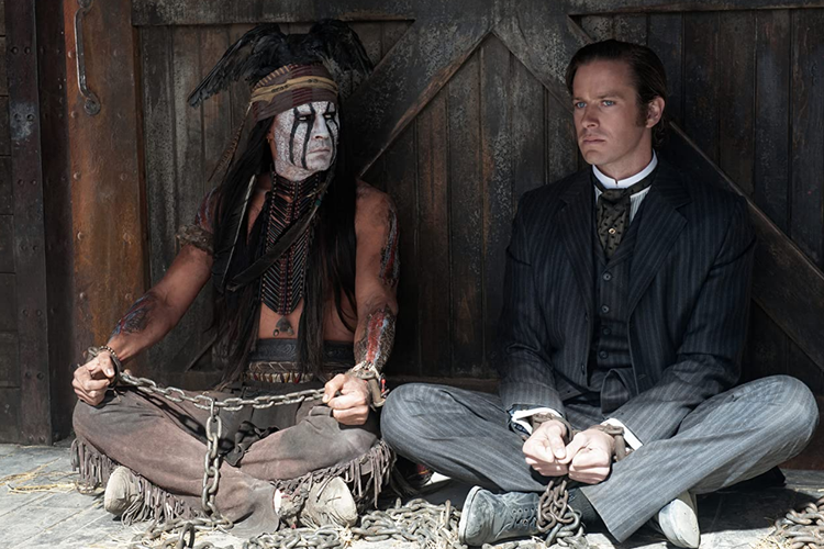 Johnny Depp dan Armie Hammer dalam film drama aksi The Lone Ranger (2013).