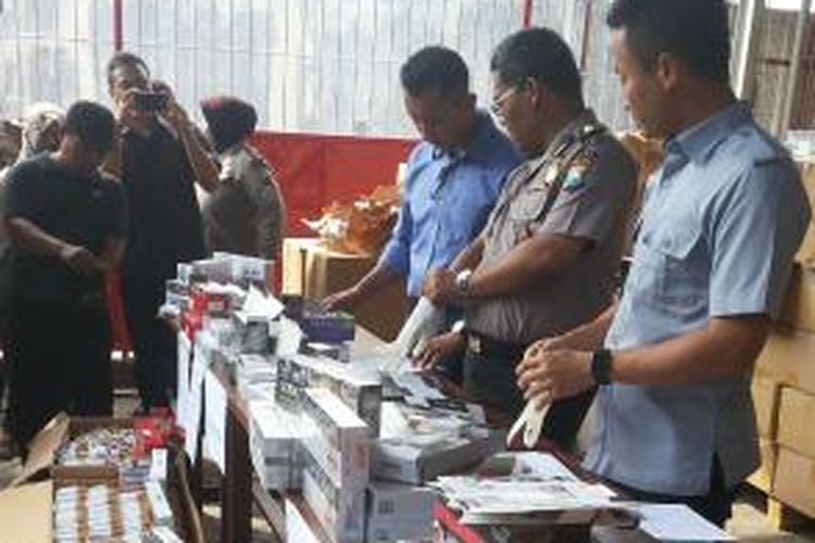 Barang bukti cukai palsu dan rokok berbagai merek diamankan