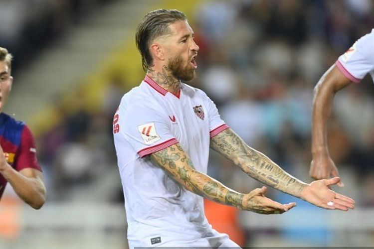 Bek Sevilla, Sergio Ramos, bereaksi setelah melakukan gol bunuh diri dalam lanjutan Liga Spanyol 2023-2024 antara Barcelona vs Sevilla di Stadion Olimpic Lluis Companys pada 29 September 2023.  (Foto oleh Pau BARRENA / AFP)