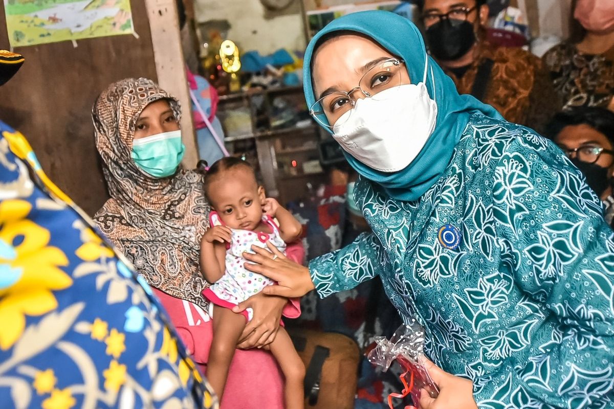 Ketua Tim Penggerak (TP) PKK Surabaya Rini Indriyani tampak terharu, saat mengunjungi rumah Laila Fitriyah, balita stunting dan kelainan kelamin, di kediamannya di Jalan Tanjungsari Bhakti Jaya No 57, Kelurahan Tanjungsari, Surabaya, Jumat (4/2/2022).