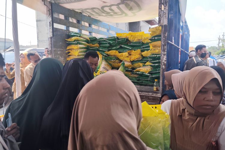 Beras Hingga MinyaKita Jadi Buruan Ibu-ibu di Pasar Murah Bangkalan