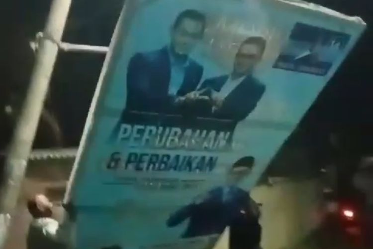 Penurunan baliho dukungan Demokrat untuk Anies Baswedan di Kota Mataram, Nusa Tenggara Barat