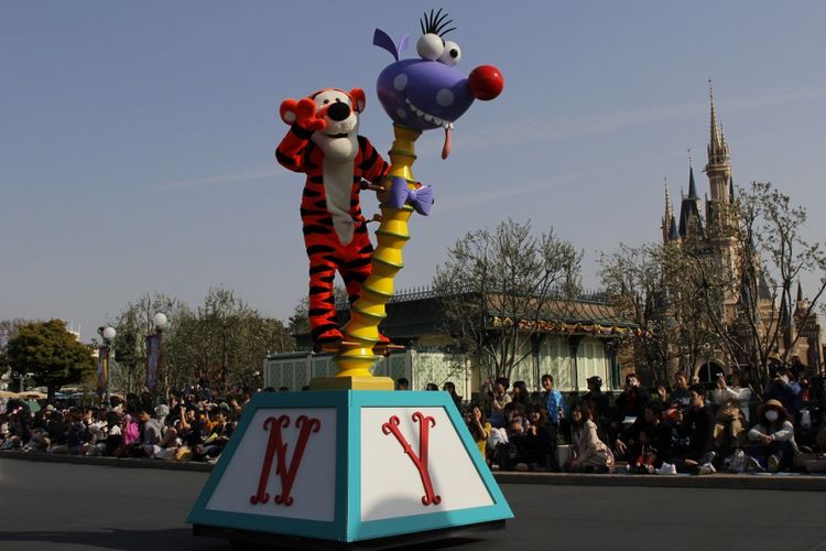 Salah satu tokoh Disney tampil dalam parade di Tokyo Disneyland, Jumat (13/4/2018). Parade ini digelar dalam rangka perayaan ke-35 tahun Tokyo Disneyland.