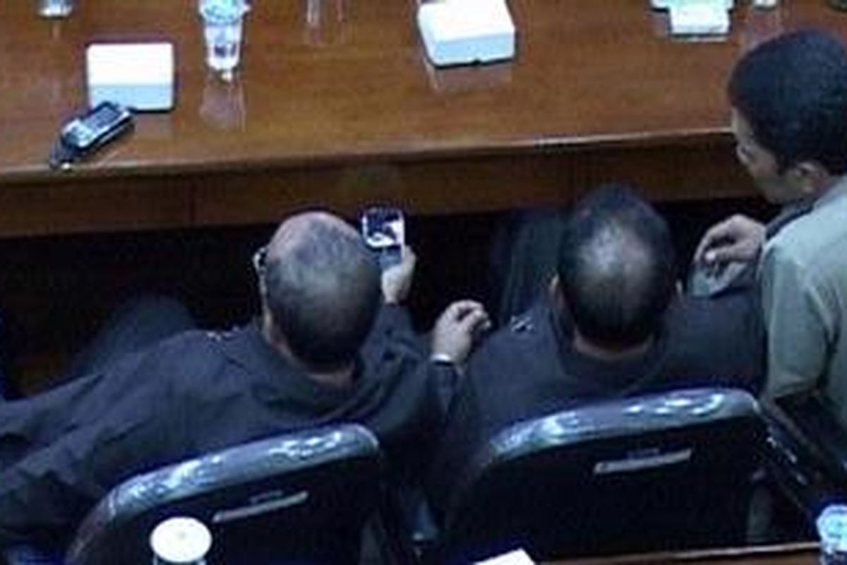 Tiga orang camat sedang menyaksikan adegan film porno melalui telepon Blackberry. Peristiwa yang terjadi di sela sidang paripurna pembahasan empat rancangan peraturan daerah (raperda) di Gedung DPRD Kabupaten Malang, Senin (14/3/2011) itu, tidak sengaja terekam kamera wartawan yang meliput dari balkon. Namun, kasus itu baru terungkap pada Jumat (18/3/2011).