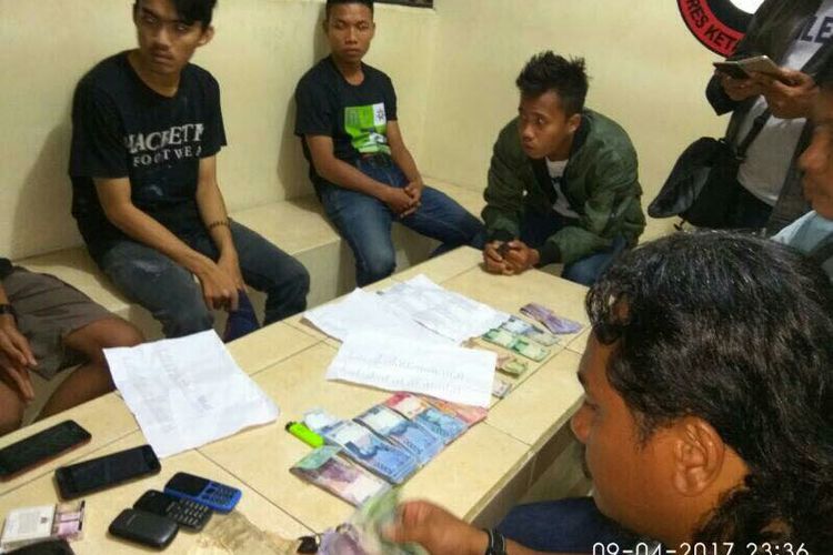 Kedua tersangka penjual kunci jawaban UN saat diamankan di kantor polisi (10/4/2017)