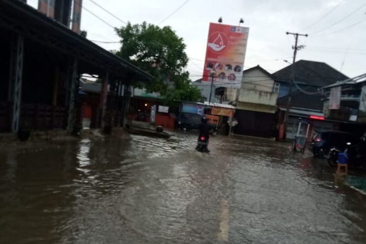 Simpang Jalan Balai Pangkalpinang terendam banjir, Minggu (24/1/2021).