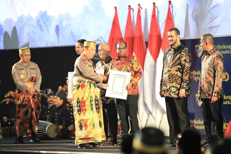 Bupati Keerom, Piter Gusbager, menerima penghargaan dari Kapolri Jenderal Polisi Listyo Sigit Prabowo di sela-sela pelaksanaan Rakernis Baharkam Polri tahun 2024 di Four Point Hotel, Makassarr, Sulawesi Selatan, Rabu (5/6/2024).