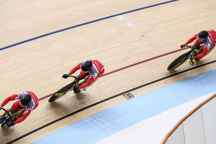 Tiga atlet balap sepeda Indonesia Rio Akbar, Puguh Admadi dan Terry Kusuma bertanding pada babak kualifikasi Sprint Beregu Putra Balap Sepeda Trek Asian Games ke-18 Tahun 2018 di Velodrome Rawamangun, Jakarta Timur, Senin (27/8/2018). Tiga atlet balap sepeda Indonesia meraih peringkat ke-5 sehingga tidak melanjutkan ke babak final.