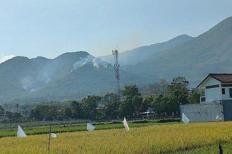 Gunung Putri di Kecamatan Tarogong Kaler, Kabupaten Garut, Jawa Barat, terbakar, Selasa (26/7/2023), sekitar pukul 15.30 WIB. Kawasan tersebut berdekatan dengan kawasan Gunung Guntur. 

