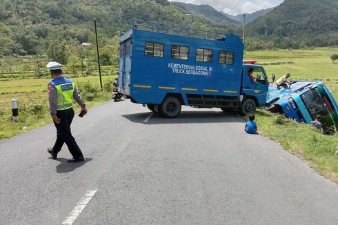 Bus Pariwisata Jalan Mundur Lalu 