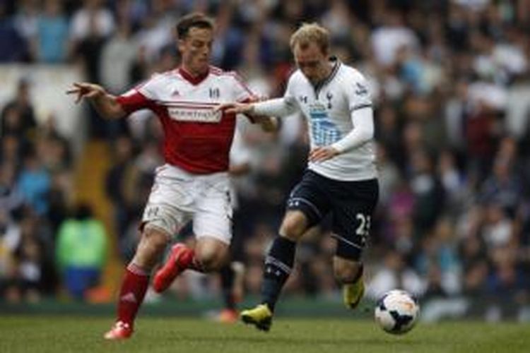 Gelandang Tottenham Hotspur, Christian Eriksen (kanan), berebut bola dengan gelandang Fulham, Scott Parker (kiri), pada laga Premier League di Stadion White Hart Lane, London, Sabtu (19/4/2014).