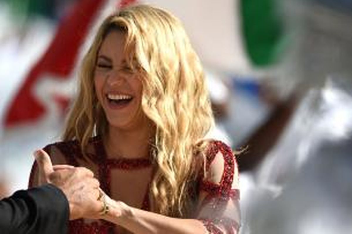 Penyanyi asal Kolombia Shakira tampil pada penutupan Piala Dunia 2014, di Estadio do Maracana, Rio De Janeiro, Brazil, Minggu (13/7/2014).